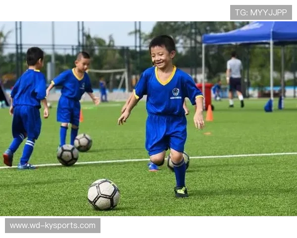 足球俱乐部在寒暑假推出青少年冬夏训营培养未来球员，全国青少年足球夏令营怎么报名